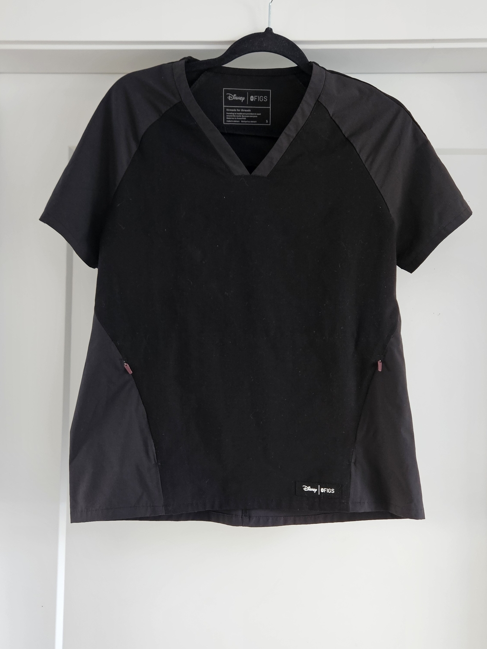 FIGS Disney Women's Black V-Neck Scrub Top Sz Small